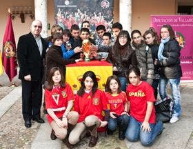 Escolares de Olmedo se acercaron a la Diputación para ver la Copa del Mundo de Fútbol