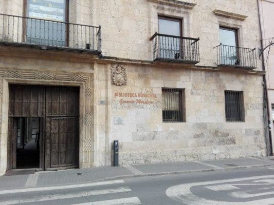 La librería Casa del Libro de Valladolid dona doscientos volúmenes a la Biblioteca Municipal de Medina del Campo
