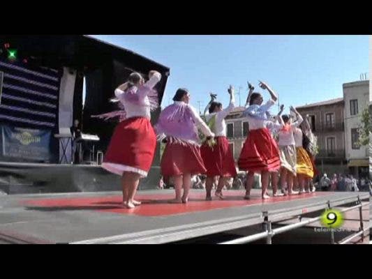 Las alumnas de la Escuela Municipal de Danza de Medina del Campo actuaron en la Plaza Mayor