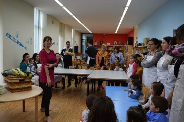 Decenas de niños celebran el Día de la Biblioteca