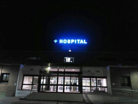 El Hospital Comarcal estrena nueva iluminación en su fachada para facilitar su visibilidad