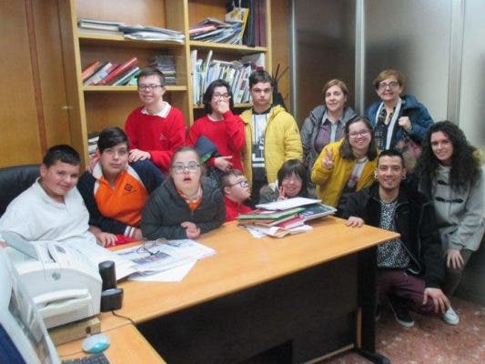 Nueve alumnos de Secundaria del Colegio San Juan de la Cruz visitaron «La Voz de Medina»