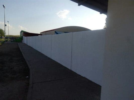 Serrada elimina los grafitis del campo de fútbol por su mal estado de conservación