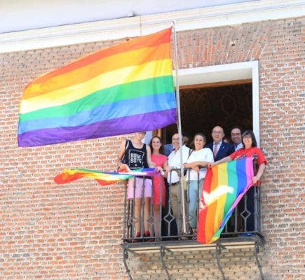 La Diputación izó la bandera arcoiris con motivo del Día Mundial del Orgullo y la Diversidad Sexual