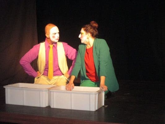 La Seca: «Teatro del Garabato» imprimió un ritmo frenético a la obra «En el fondo no estamos tan mal» en la Muestra de Teatro