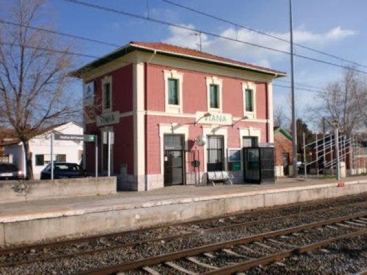 Viana de Cega: Un tren golpea a un joven sentado junto a las vías del tren