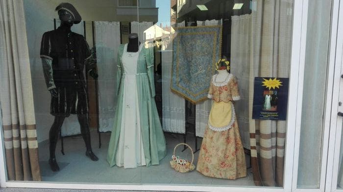El Ayuntamiento de Medina del Campo acogerá desde mañana una exposición de trajes renacentistas
