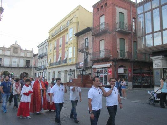 Medina del Campo: Un centenar de fieles participa en la procesión de la Exaltación de la Cruz