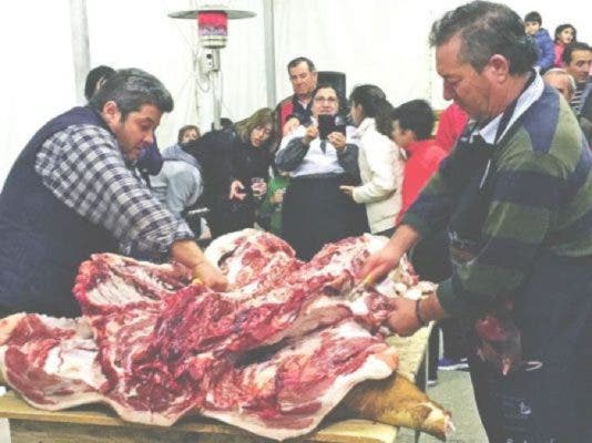 Castrejón de Trabancos: El chamuscado del cerdo abre el sábado las III Jornadas Mondongueras