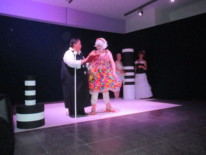 El Carpio: Con una novedosa versión de «La Dama boba», «El Delirio» inauguró el XV Certamen de Teatro