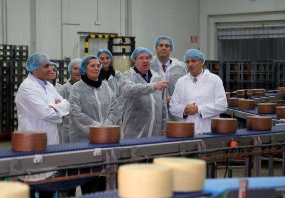 Herrera destaca que el sector del ovino de leche de Castilla y León es líder en su apuesta por la calidad y produce uno de cada tres quesos de España