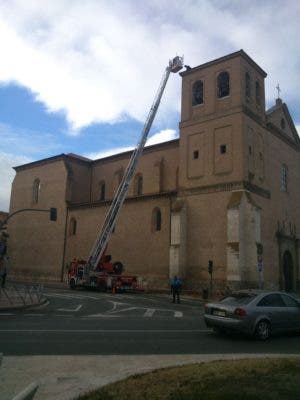 Los Bomberos retiran dos nidos de cigüeña de la iglesia parroquial de Santiago el Real