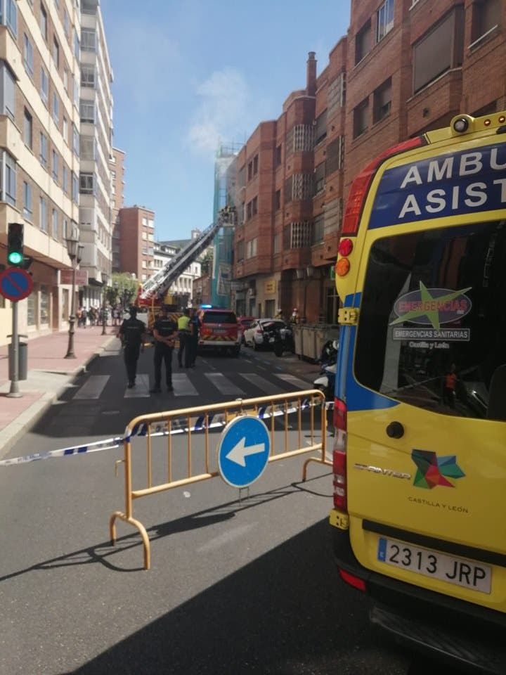 Dos varones de 66 y 39 años atendidos por un fuego en la calle San Quirce de Valladolid