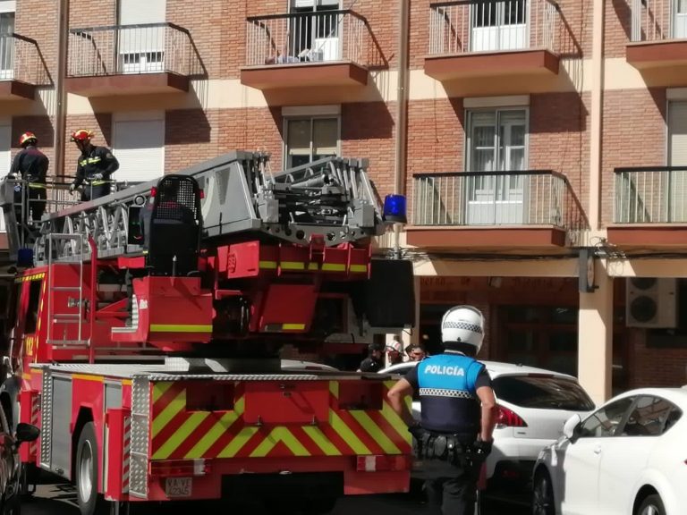 Una mujer atendida tras caerse de un balcón en Valladolid.