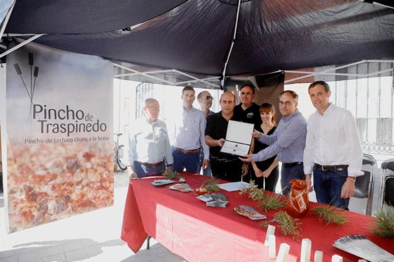 Conrado Iscar muestra su apoyo a la «Feria del Pincho del Lechazo» en Traspinedo