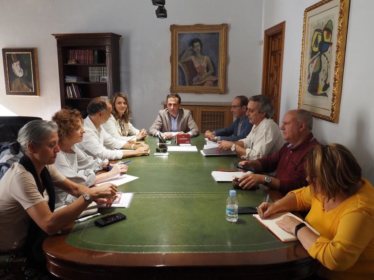 Conrado Íscar mantiene la primera reunión con la Mesa del Diálogo Social de la provincia de Valladolid.