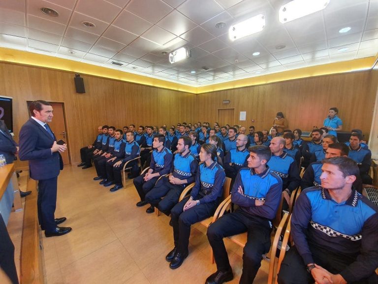 Sesenta alumnas y alumnos del curso básico de policía local visitan las instalaciones del 1-1-2