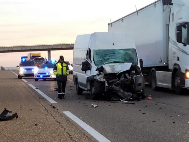 Alarmante accidente en Alaejos al verse implicado un camión con mercancías peligrosas