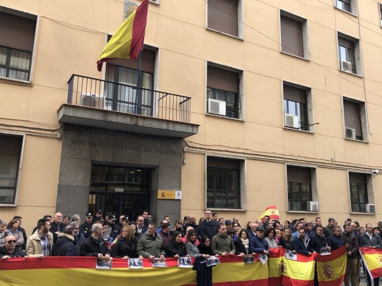 Se multiplican los actos de apoyo a la Policía desplegada en Cataluña