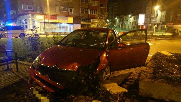 Un vehículo se estrella tras pasar la zona ajardinada del paseo de la Circular en Valladolid