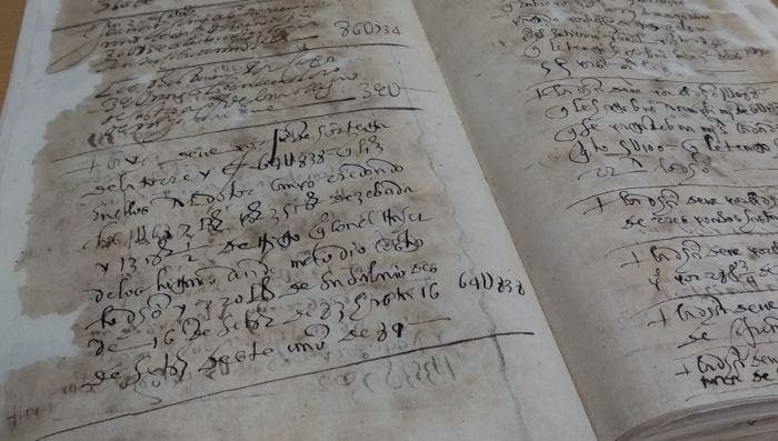 El Museo de las Ferias presentó la restauración de dos libros borradores del archivo Simón Ruiz
