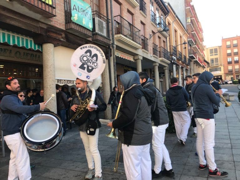 La calles de Medina se llenan de música celebrando el cumpleaños de la Cucu-Band