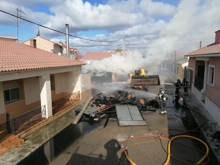 Los bomberos sofocan un incendio en Mojados después de tres horas de intervención