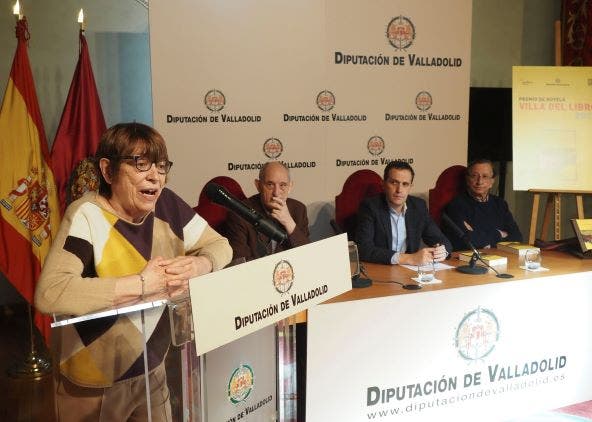 El presidente de la Diputación de Valladolid entrega el V Premio de Creación Literaria Villa del Libro a la periodista y escritora Rosa Corencia.