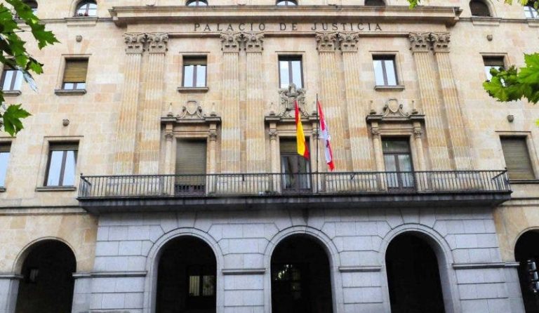 El Juzgado de Salamanca que condena a cuatro meses de prisión por un delito de desobediencia grave a la autoridad tras hacer caso omiso al confinamiento domiciliario obligatorio.