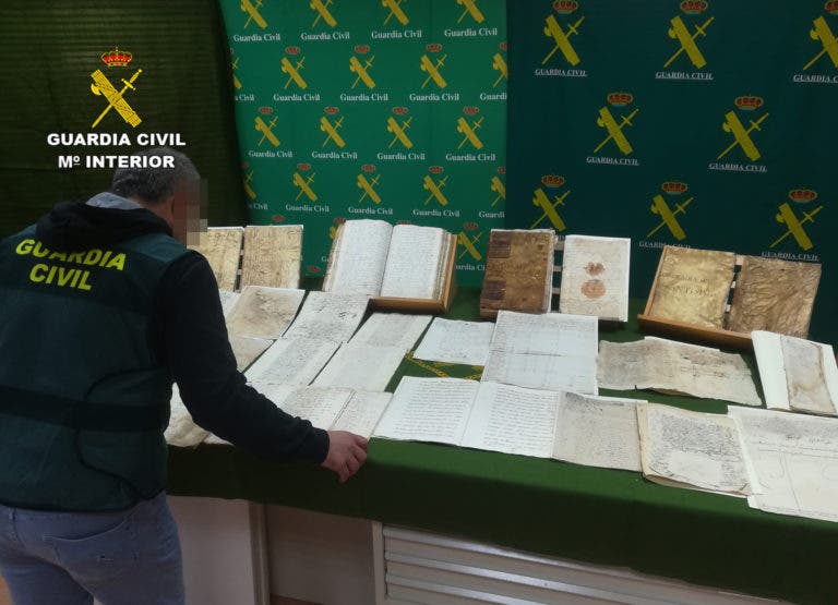 La Guardia Civil recupera y reintegra a los fondos públicos más de una veintena de documentos del Patrimonio Documental Histórico Español