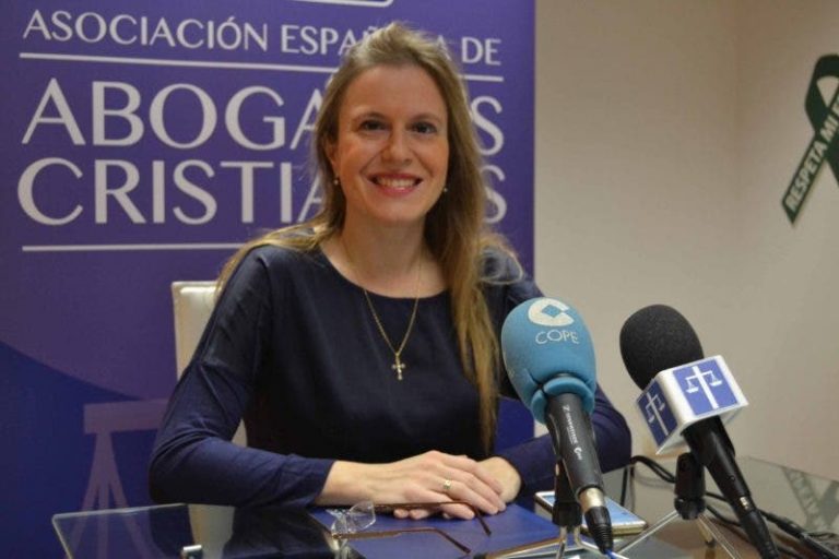 Abogados Cristianos inicia un contencioso-administrativo contra la Directora Provincial de Educación tras las charlas impartidas por Cristina Almeida a niños de ocho años