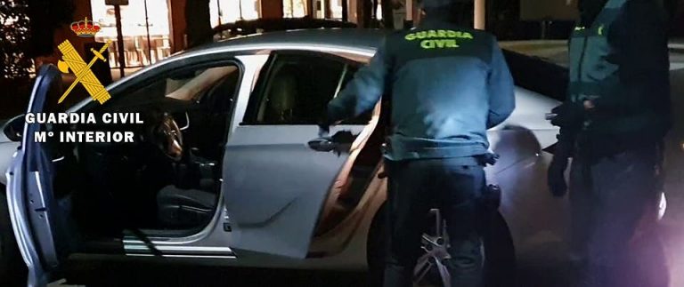 La Guardia Civil ha detenido a dos personas y desmantelado un punto de venta de drogas a menores en la localidad de Iscar