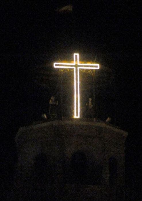 La Cruz de la torre lucirá en lo alto de la  Colegiata como símbolo de lucha contra el COVID-19