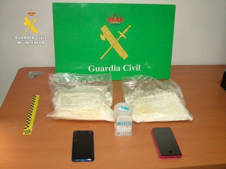 La Guardia Civil detiene a dos personas que evadieron un control y en su huida arrojaron 2 kilogramos de speed