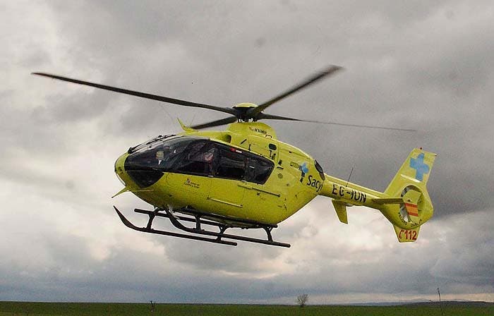 Un helicóptero medicalizado tiene que trasladar a un varón de 72 años tras salirse de la carretera con su coche
