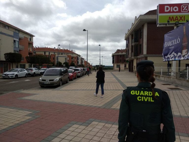 La Guardia Civil sorprende a 5 personas saltándose el confinamiento al hacer “botellón” en vía pública