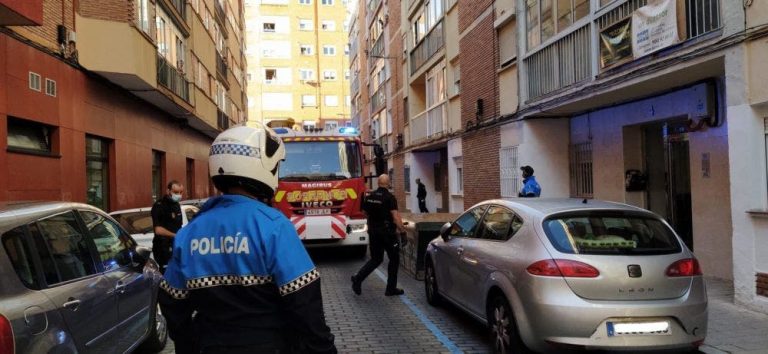 Atendida una persona  por inhalación de humo en el incendio del salón de una vivienda en Valladolid