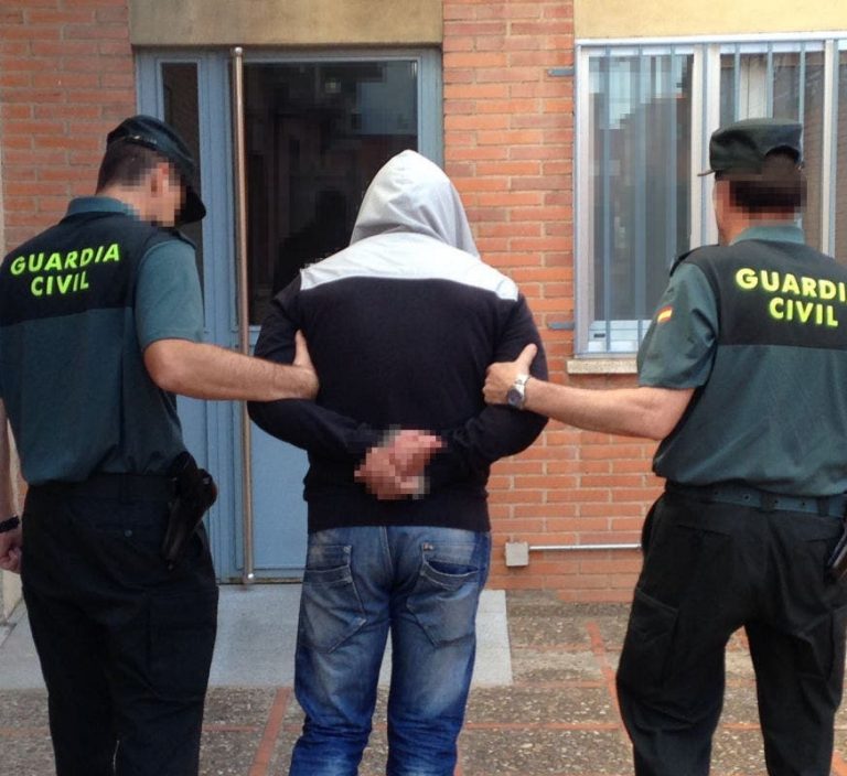 Cuatro detenidos con un kilo de marihuana, cocaína, una bascula de precisión y más de 2.000 euros en metálico