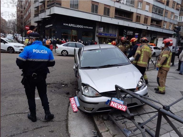 Tres heridos en una colisión de una ambulancia y un turismo en Valladolid