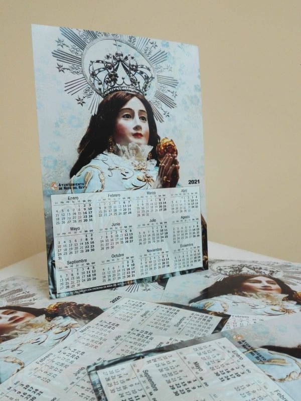 Nava del Rey repartió a los vecinos calendarios con la imagen de su patrona