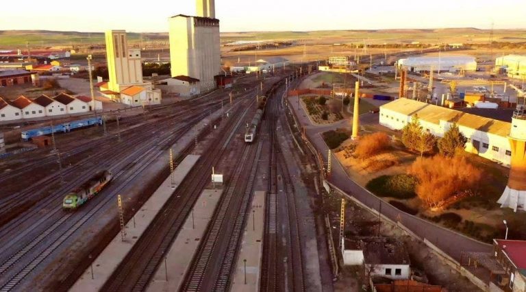 El Ayuntamiento de Medina del Campo recibe la visita de una delegación de Portugal para impulsar la ‘Terminal Logística Ferroviaria’