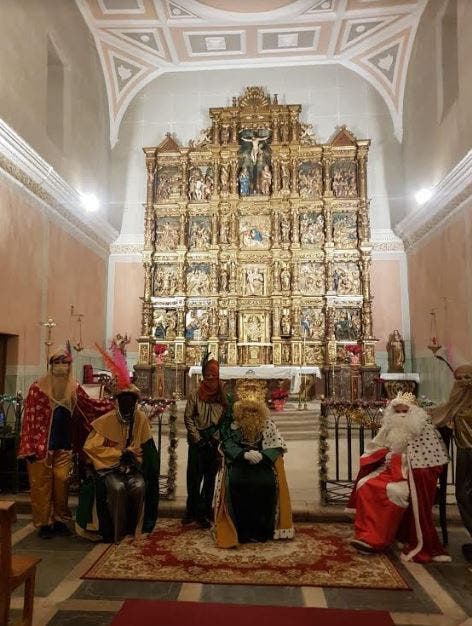 Los vecinos de Torrecilla pasaron por Santa María del Castillo para saludar a los Reyes Magos