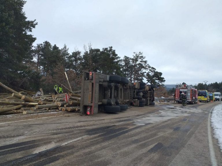 Dos fallecidos al volcar un camión que transportaba troncos sobre un vehículo