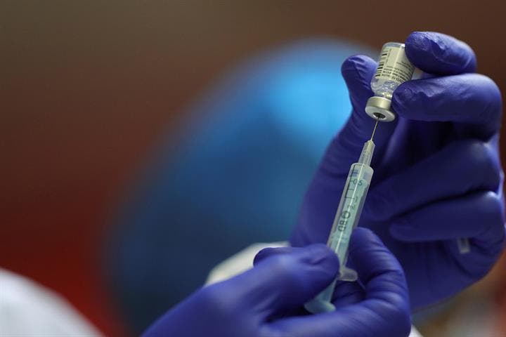 Los trabajadores sociosanitarios de Medina del Campo reciben la primera dosis de la vacuna de AstraZeneca