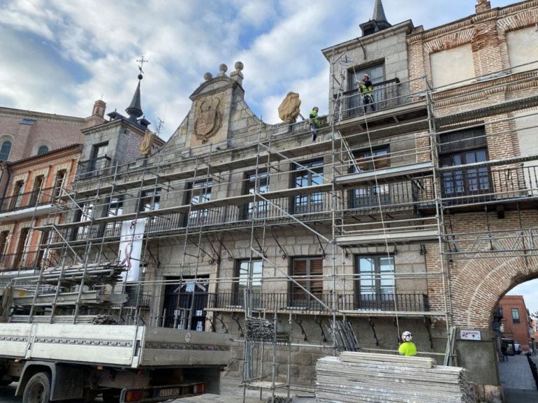 Comienzan las obras de reparación en la fachada del Ayuntamiento de Medina del Campo