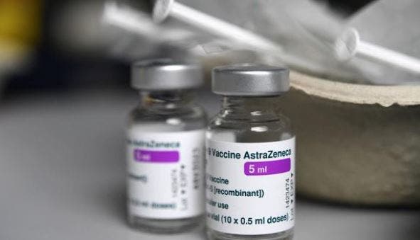 Sanidad solo vacunará con AstraZeneca a los mayores de 60 años