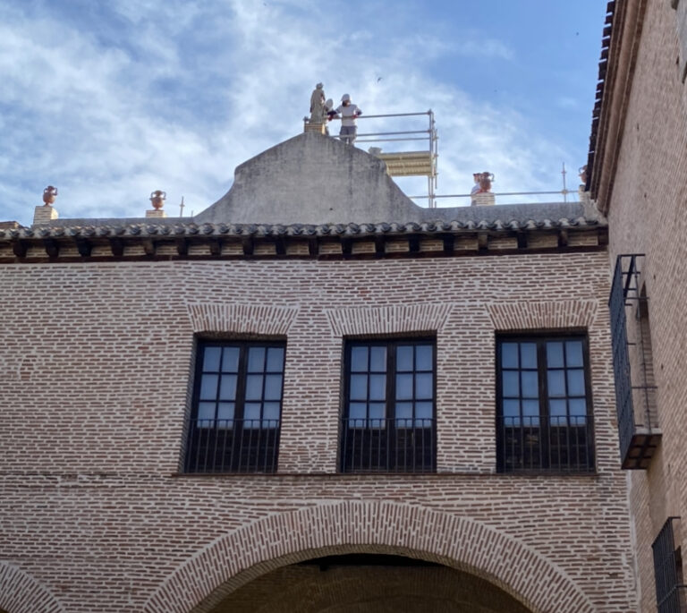 La «Diosa del Poderío» ya se hospeda en la fachada del Ayuntamiento