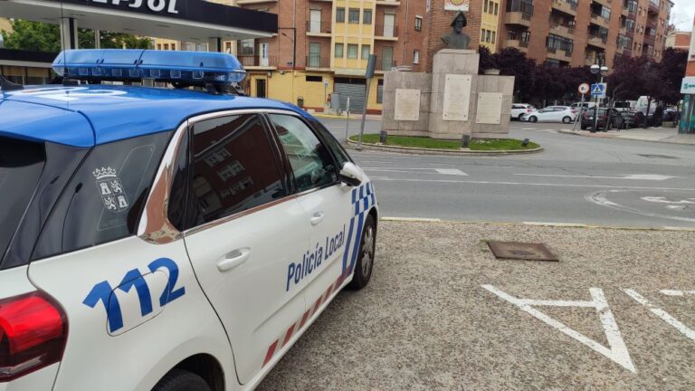 Policía Local detecta un positivo por alcoholemia e interviene en un accidente en calle Adajuela
