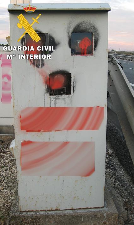 La Guardia Civil investiga a un menor por pintar con grafitis e inutilizar un radar de la DGT