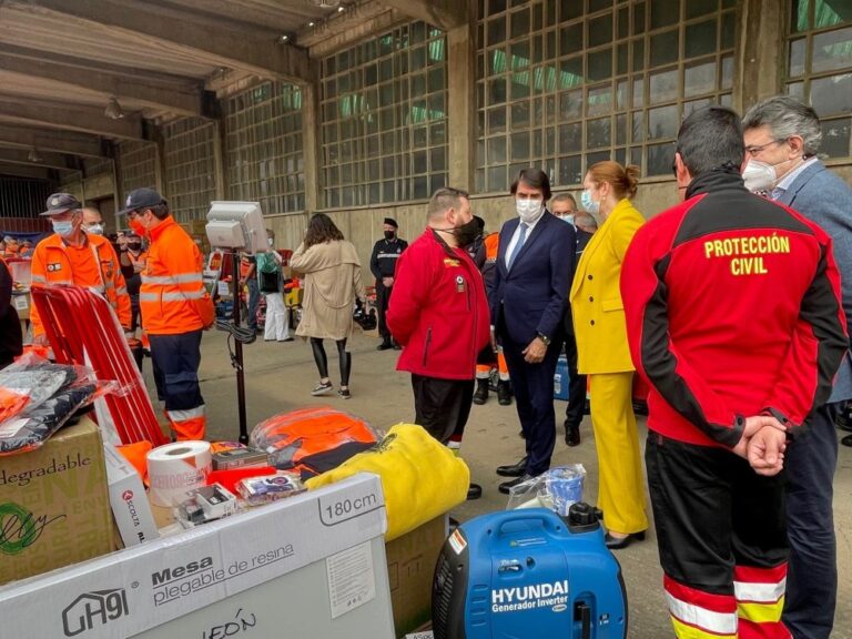 La Junta entrega material y vestuario a voluntarios de protección civil en León